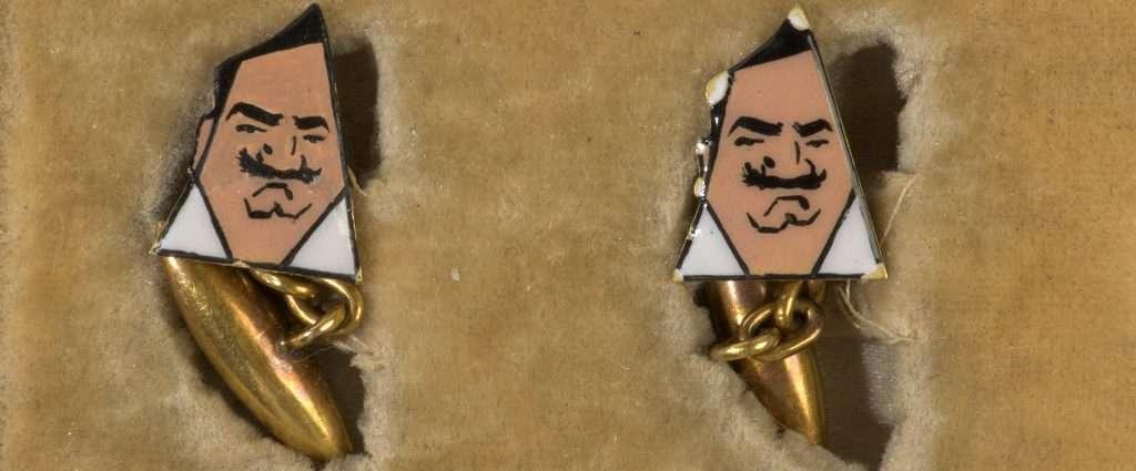 Coppia di gemelli da polso con caricatura di Enrico Caruso, inizio XX sec., Museo Enrico Caruso, Lastra a Signa (FI)