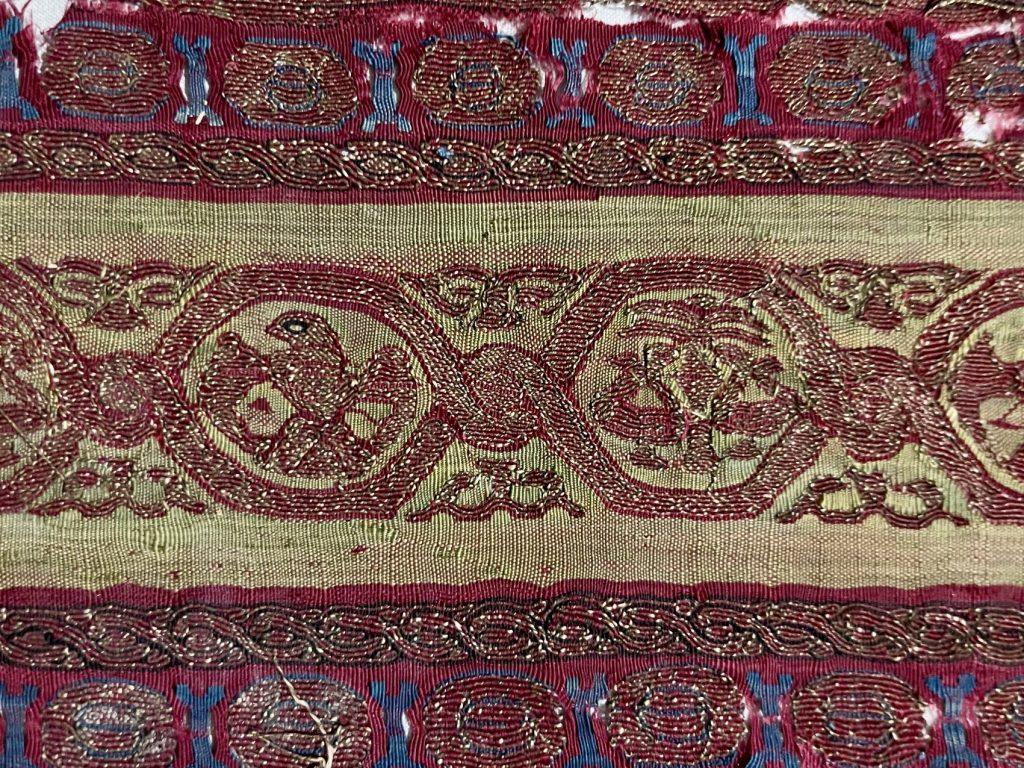 A Vallegloria di Spello riemerge un tesoro tessile medievale. Il restauro sarà a cura dell’Opificio